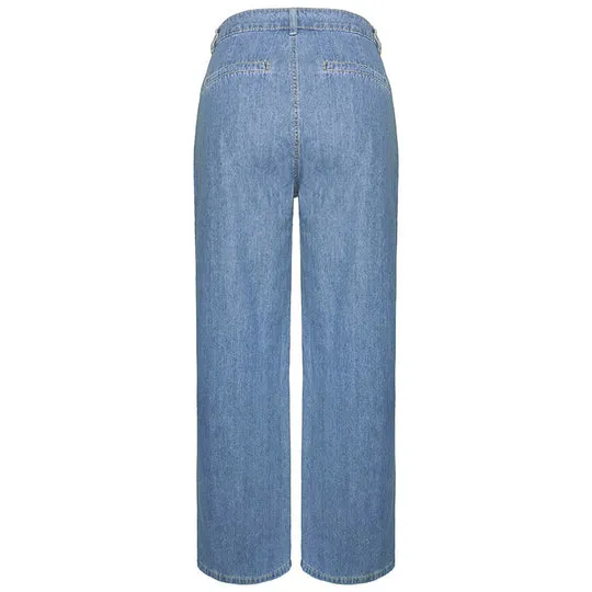 Julissa-fashionable-and-comfortable-jeans