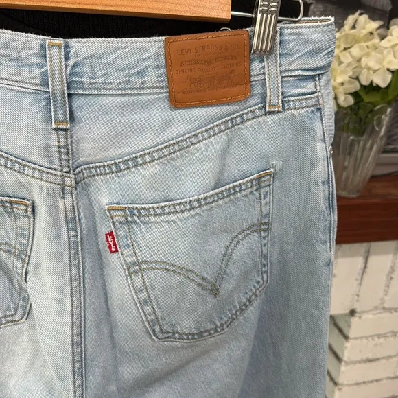 Levi’s Premium Women’s High Loose Taper Fit Light Blue Denim Jeans Size 29 90’s