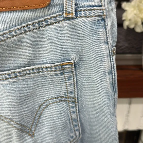 Levi’s Premium Women’s High Loose Taper Fit Light Blue Denim Jeans Size 29 90’s