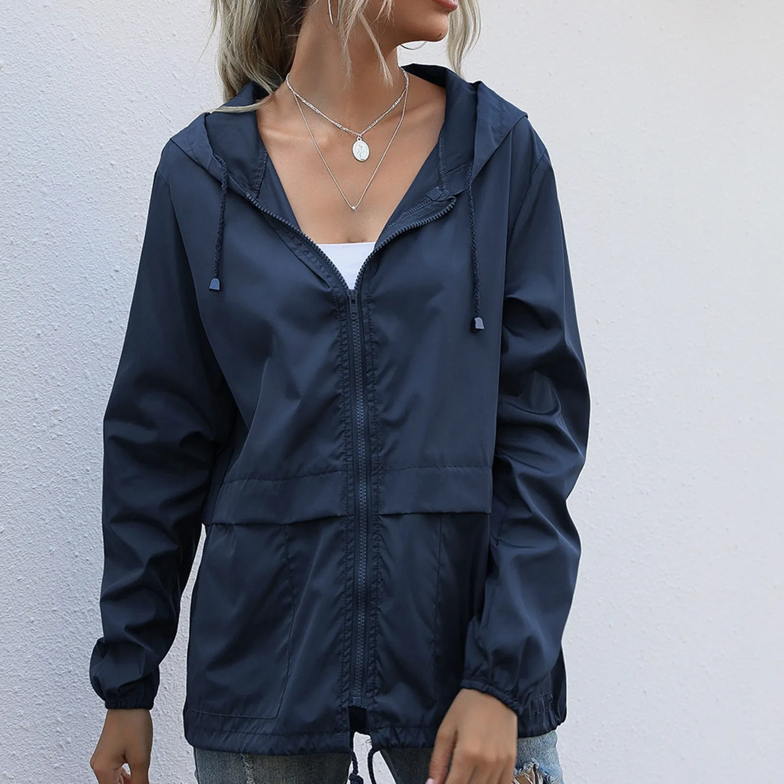 Lightweight Hooded Jacket for Casual Outings