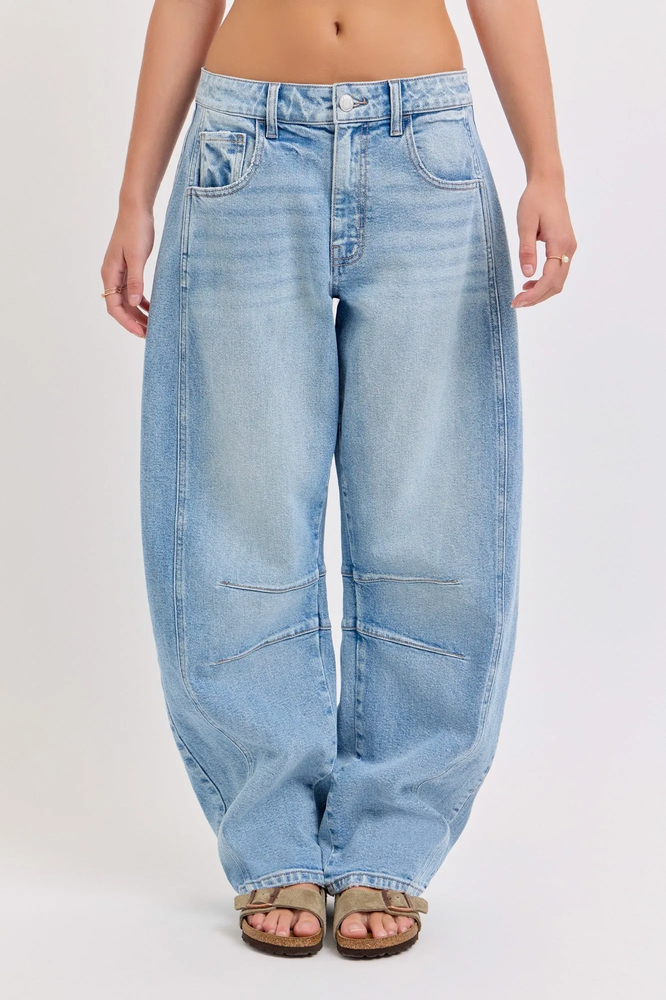 Mid Waisted Barrel Jean