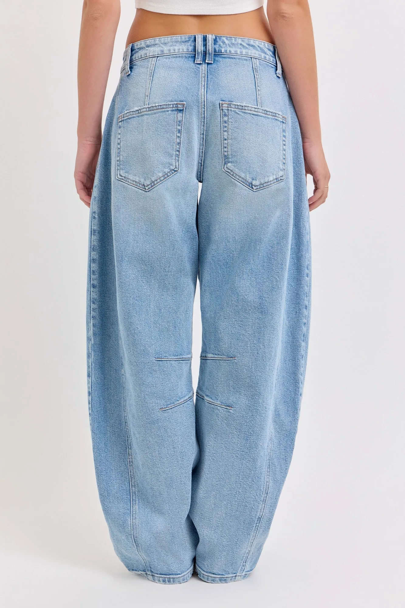 Mid Waisted Barrel Jean